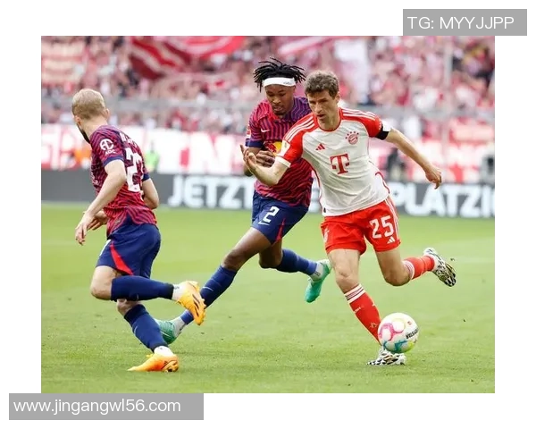 英超激战:拜仁与莱比锡战成平局神扑瞬间点燃全场激情 英超激战:拜仁与莱比锡战成平局神扑瞬间点燃全场激情