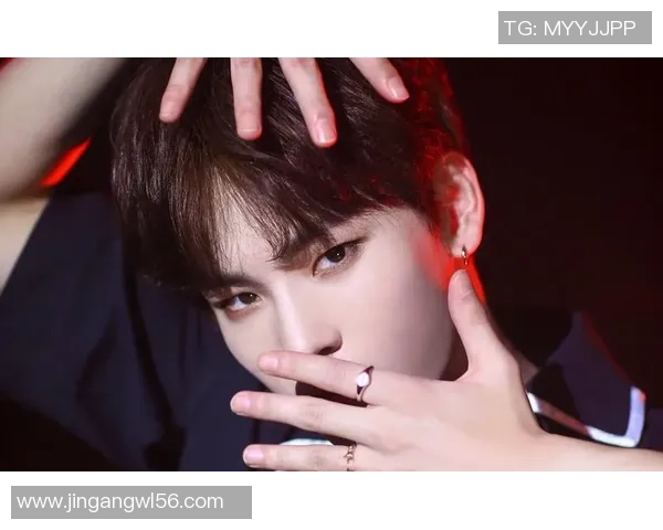 姚明明携手Vogueme展现时尚魅力引领潮流新风尚