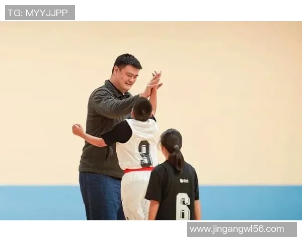 小宝与姚明的友谊之旅：篮球场上的传奇与梦想交汇