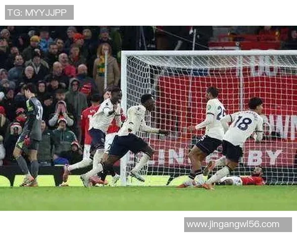 意甲激战曼联大胜尤文图斯五球横扫全场观众欢呼雀跃