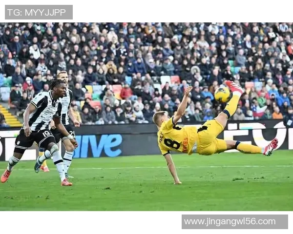 意甲激战：那不勒斯大胜曼联乌龙球引爆全场精彩瞬间回顾